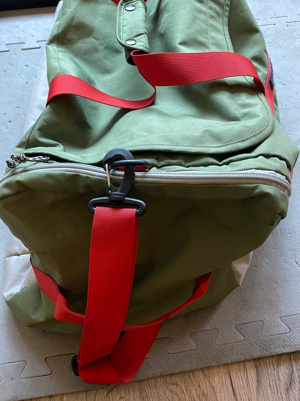Patagonia Arbor 60L Duffel Bag Green w/ Red Straps - Great Cond - Picture 4 of 6